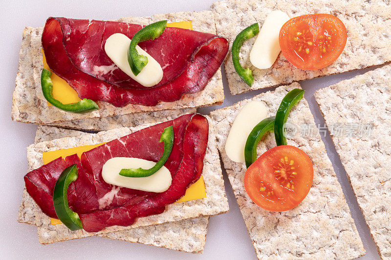 Crackers with Bresaola, Tomato, Jalapeño Pepper and Cheddar Cheese